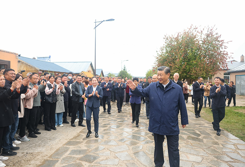 9月6日至8日，中共中央總書記、國家主席、中央軍委主席習(xí)近平在黑龍江考察。這是6日下午，習(xí)近平在大興安嶺地區(qū)漠河市北極村考察時(shí)，向當(dāng)?shù)厝罕姄]手致意。