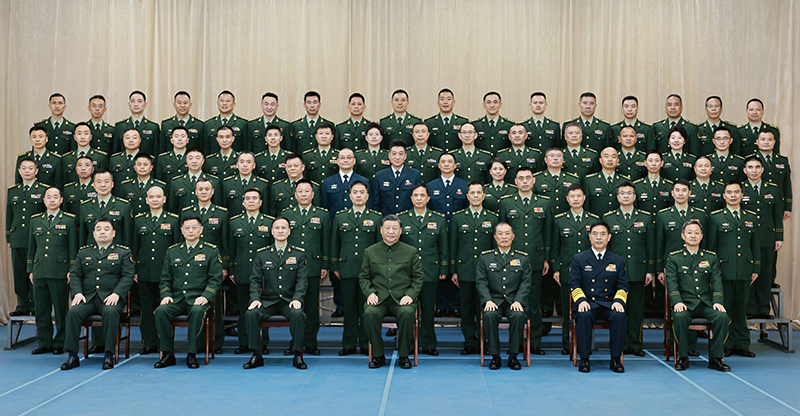 11月29日，中共中央總書記、國(guó)家主席、中央軍委主席習(xí)近平到武警海警總隊(duì)東海海區(qū)指揮部視察。這是習(xí)近平親切接見東海海區(qū)指揮部有關(guān)同志，同大家合影留念。